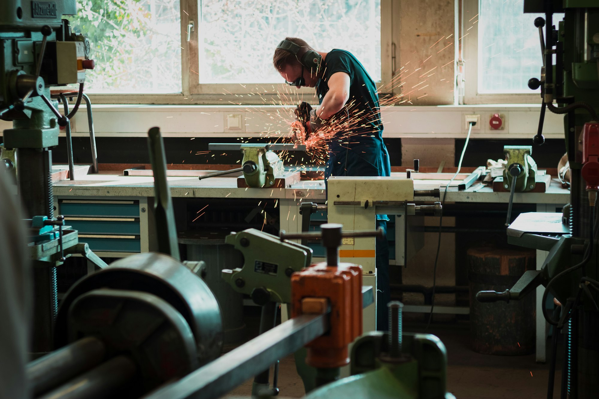 Officina con banchi di lavoro e smerigliatrice