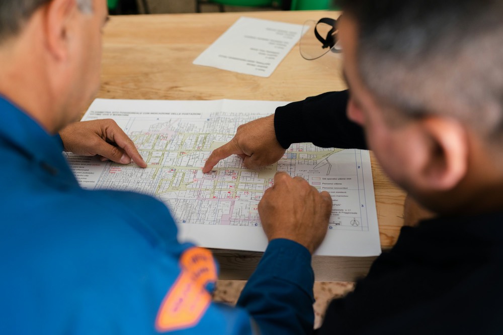 Due tecnici esaminano un disegno su un tavolo