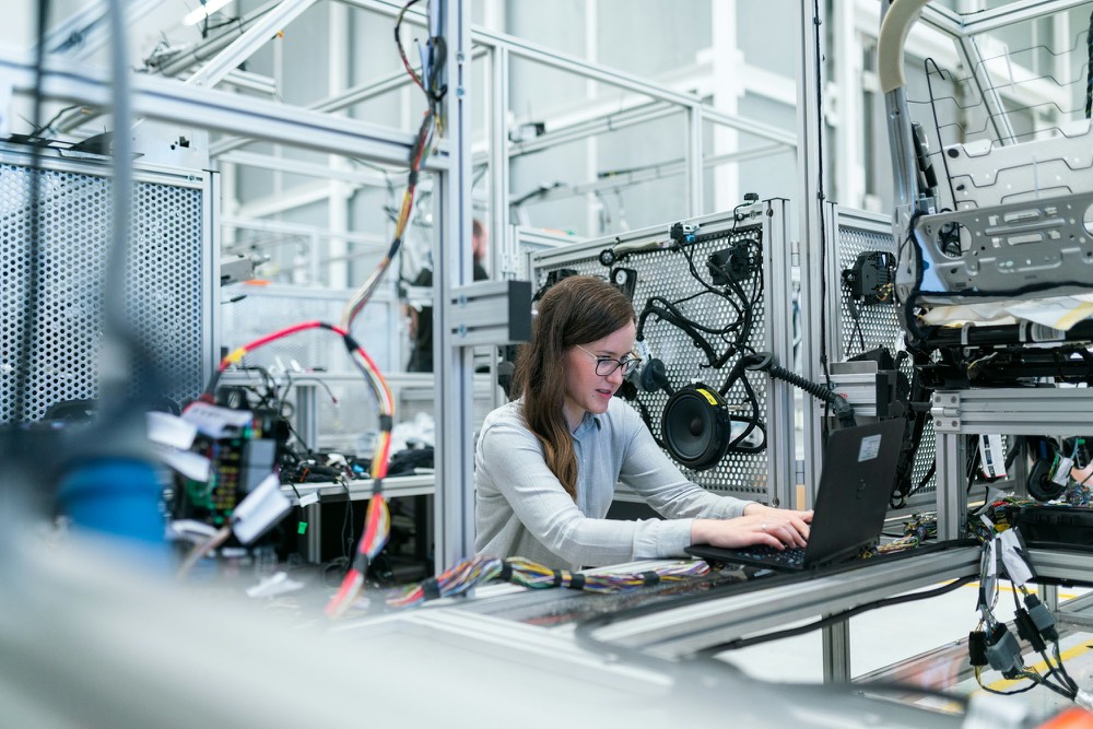 Una tecnica al computer in un laboratorio di produzione